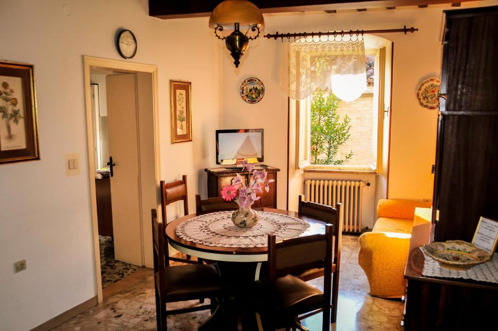 a living room with a table and a dining room at Appartamento Gubbio Vacanze in Gubbio