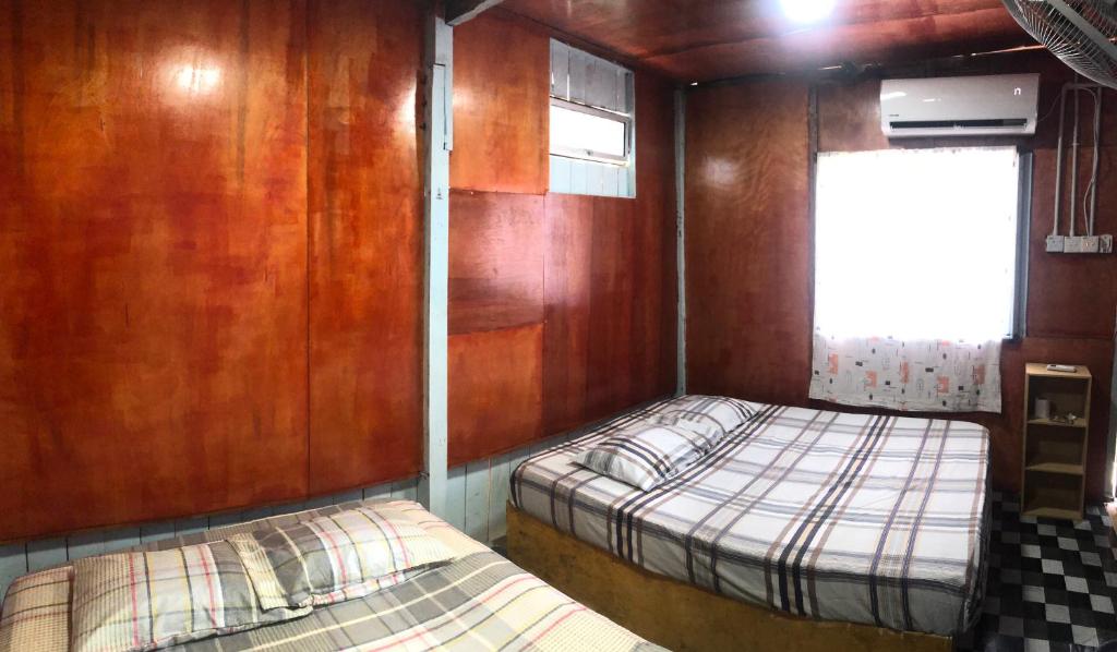 Kleines Zimmer mit 2 Betten auf einem Boot in der Unterkunft Z&Z Budget Room in Kampung Kuala Besut