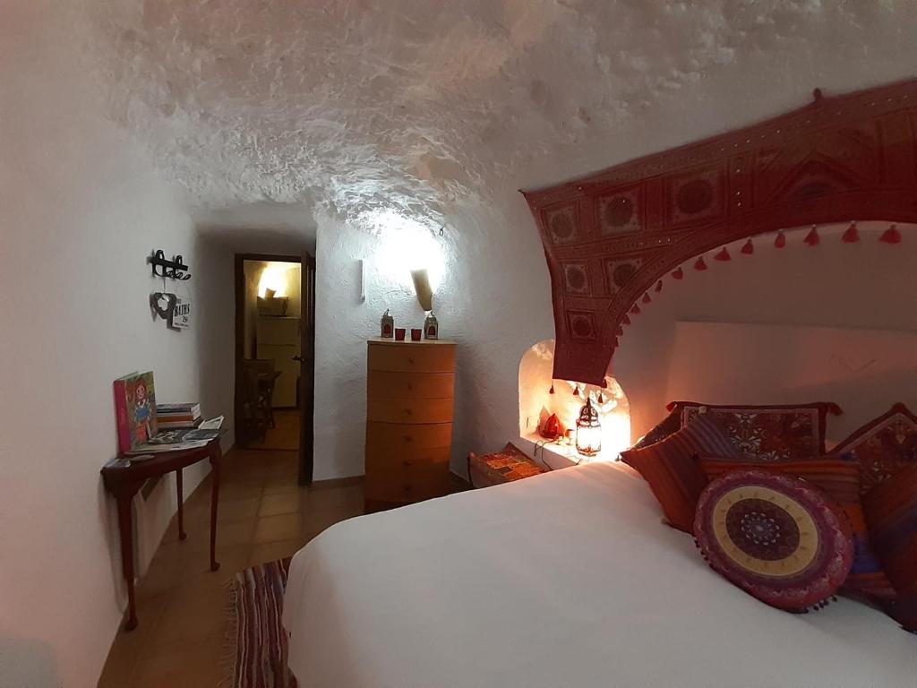 Postel nebo postele na pokoji v ubytování Cuevas Galera - Cuevas de la Luz