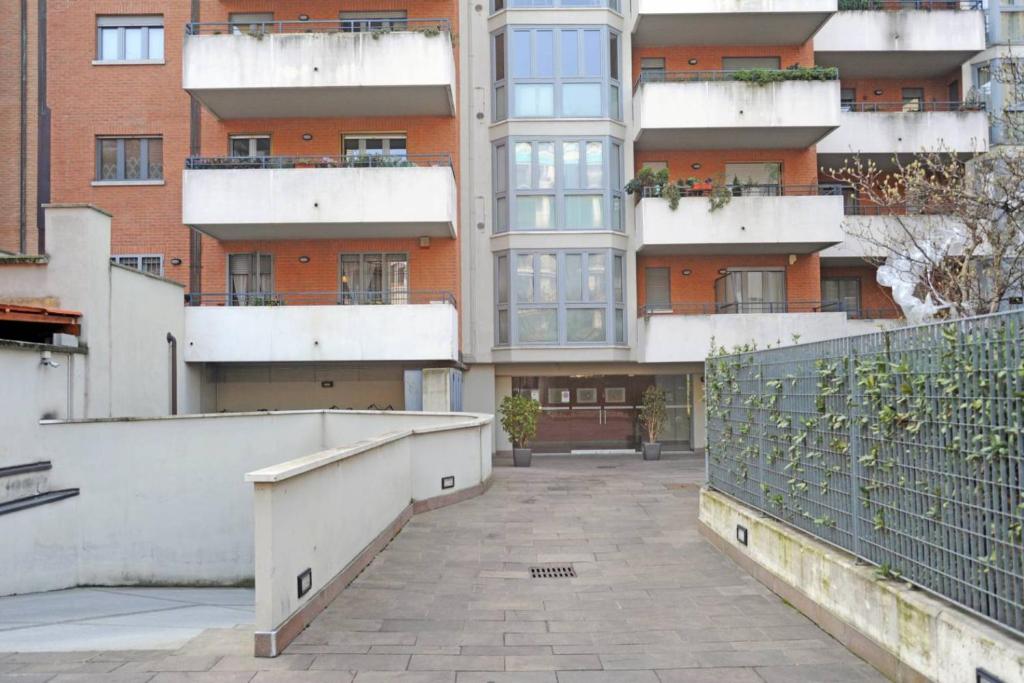 pusta ulica przed budynkiem w obiekcie Suite Rent Milan w Mediolanie