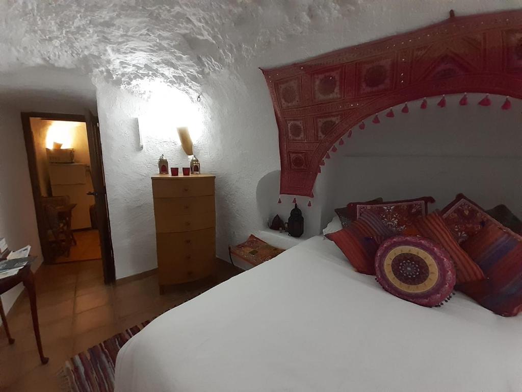 Postel nebo postele na pokoji v ubytování Cuevas Galera - Cuevas de la Luz