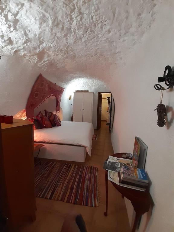 Postel nebo postele na pokoji v ubytování Cuevas Galera - Cuevas de la Luz