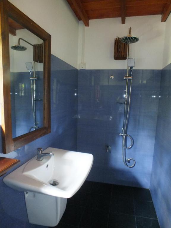 un bagno con lavandino e doccia di Abraham Beach House a Tangalle