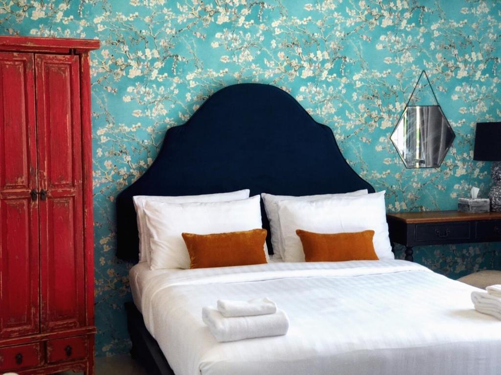 - une chambre dotée d'un lit avec un mur bleu dans l'établissement Villa Think Of Home, à Khao Lak