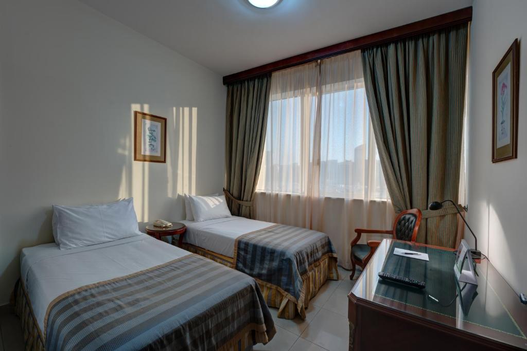 Łóżko lub łóżka w pokoju w obiekcie Mourouj Hotel Apartments Abu Dhabi