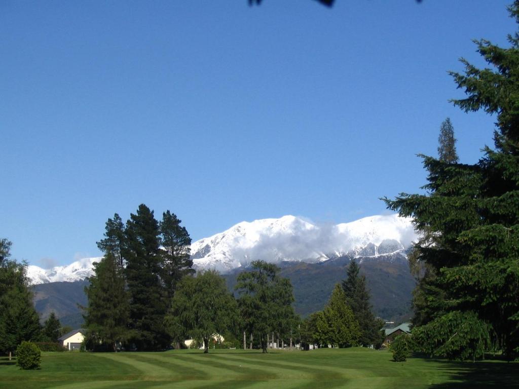 vistas a una cordillera con montañas cubiertas de nieve en Alpine Springs Motel, en Hanmer Springs