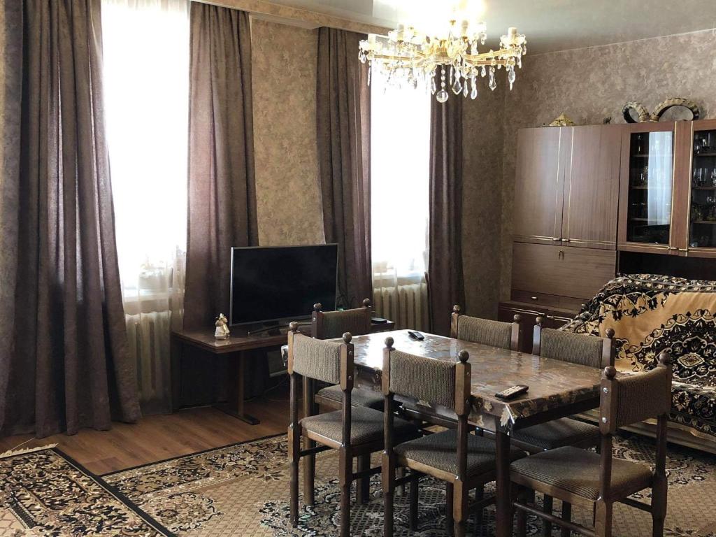 TV a/nebo společenská místnost v ubytování Lia Khaikashvili Guest House