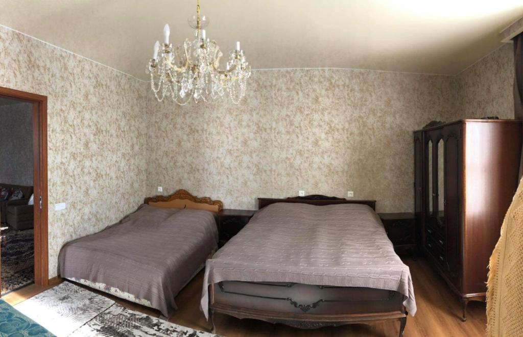 Postel nebo postele na pokoji v ubytování Lia Khaikashvili Guest House