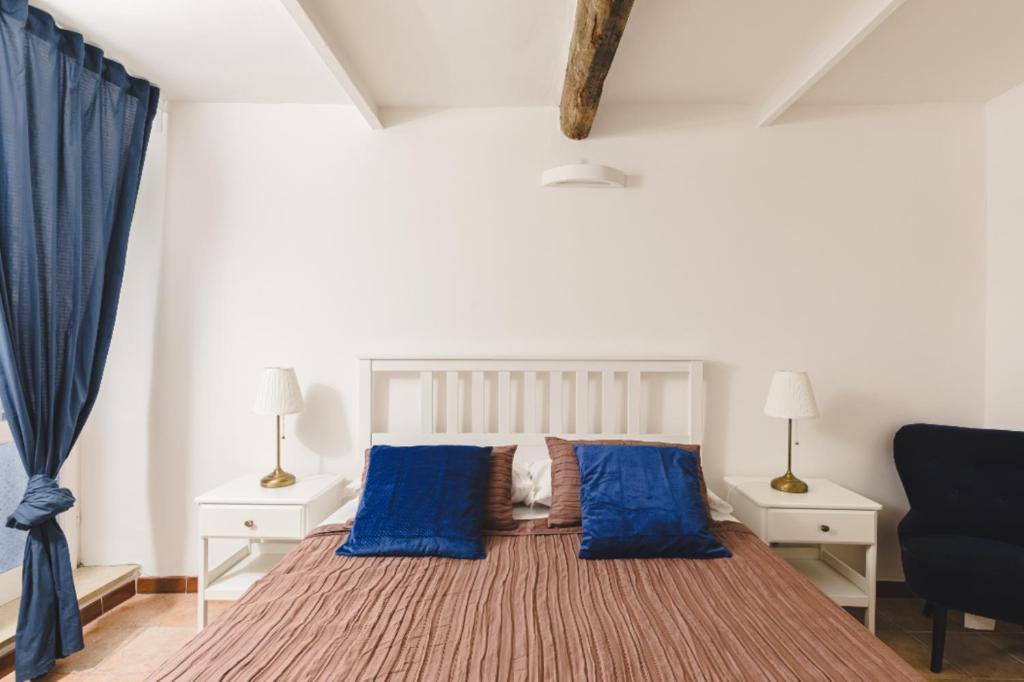 een slaapkamer met een groot bed met blauwe kussens bij sistinaflat in Rome