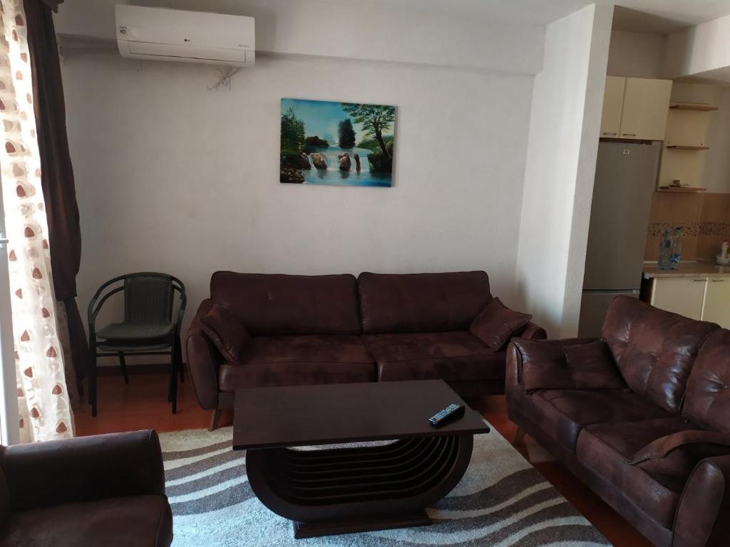 ein Wohnzimmer mit einem Sofa und einem Couchtisch in der Unterkunft Rafto Apartment in Ohrid