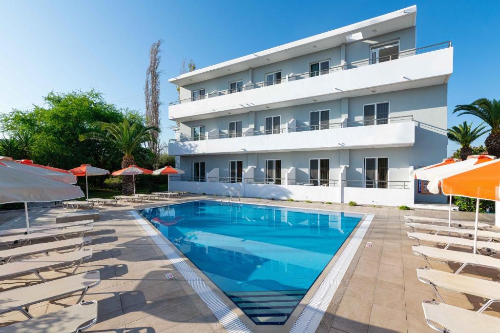 Bazén v ubytování Meliton Hotel nebo v jeho okolí