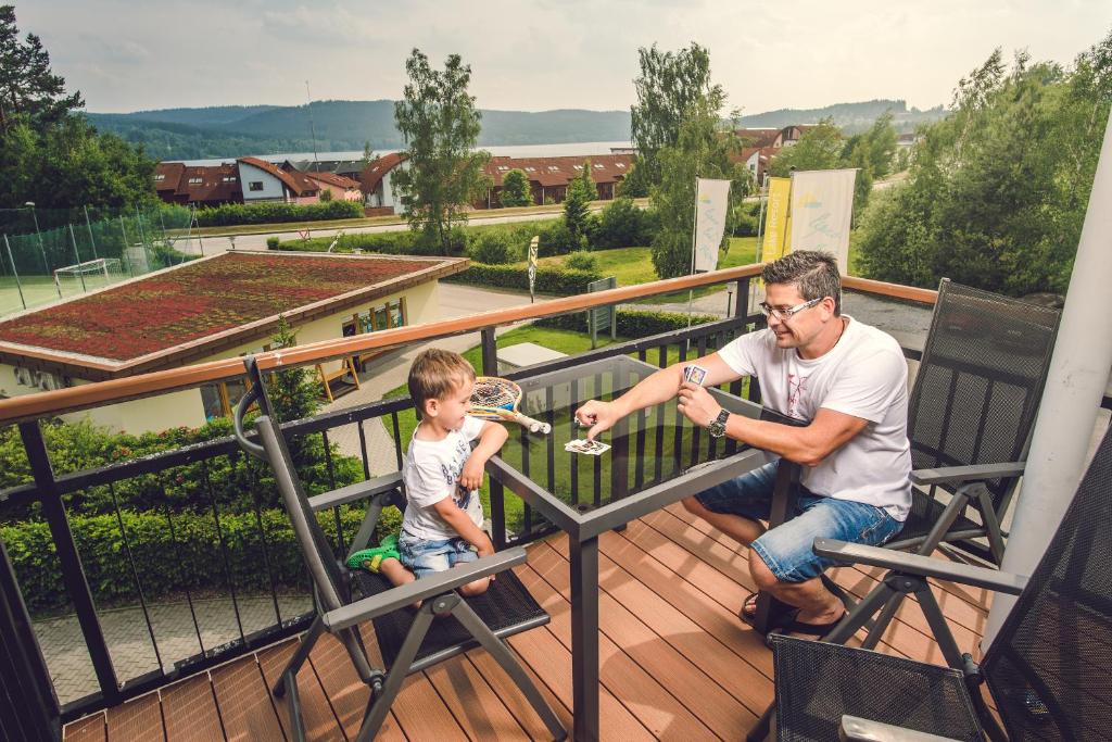 Rõdu või terrass majutusasutuses Lipno Lake Resort