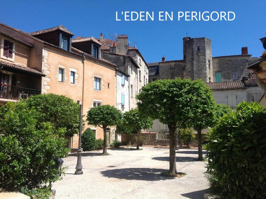 un cortile alberato di fronte a un castello di EDEN EN PÉRIGORD a Périgueux