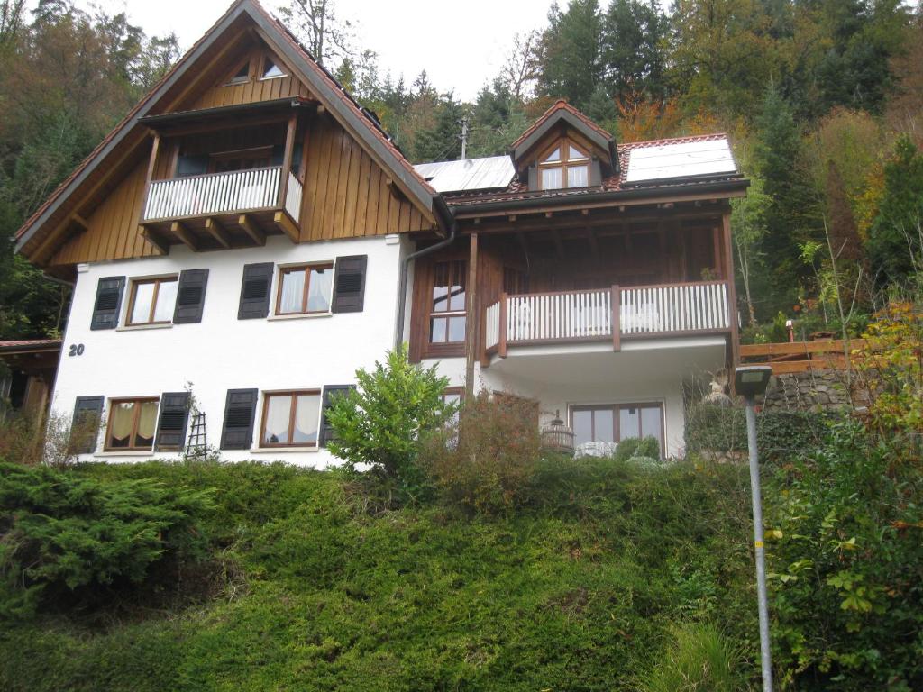 een groot wit huis met een houten dak bij Urlaub mit Blick auf Schiltachs Fachwerkhäuser in Schiltach