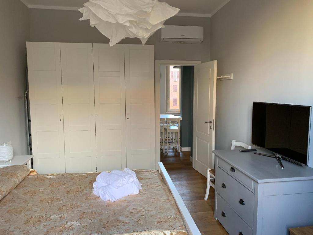 A television and/or entertainment centre at La Casetta del Flaminio a Roma Centro