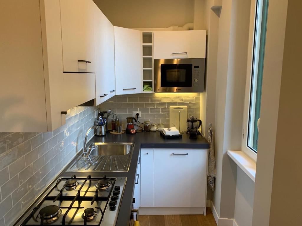 A kitchen or kitchenette at La Casetta del Flaminio a Roma Centro