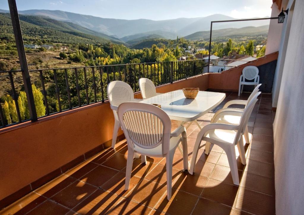 balcón con mesa, sillas y vistas en Alojamiento Rural Sierra de Jerez, en Jerez del Marquesado