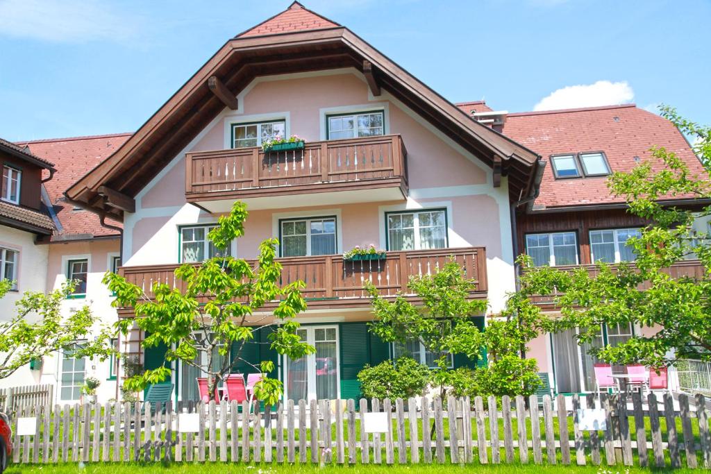 una casa con una recinzione di legno di fronte ad essa di Ziehrerhaus a Strobl