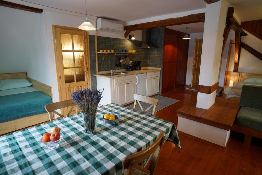 eine Küche und ein Wohnzimmer mit einem Tisch und einem Tischtuch in der Unterkunft Martin's Hidden Garden in Ljubljana