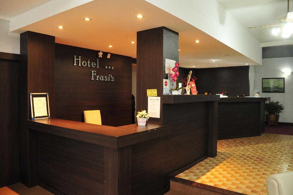 eine Hotelrezeption in einem Hotelzimmer in der Unterkunft Hotel Frasi's in San Clemente del Tuyú