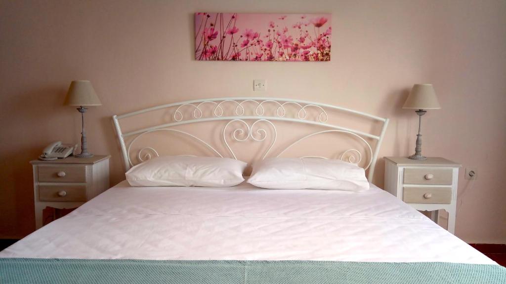 A bed or beds in a room at Cavo Grosso Bungalows