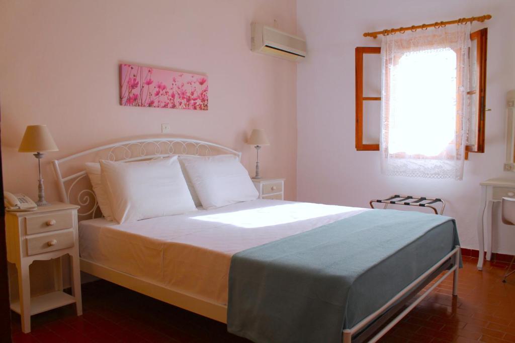 A bed or beds in a room at Cavo Grosso Bungalows