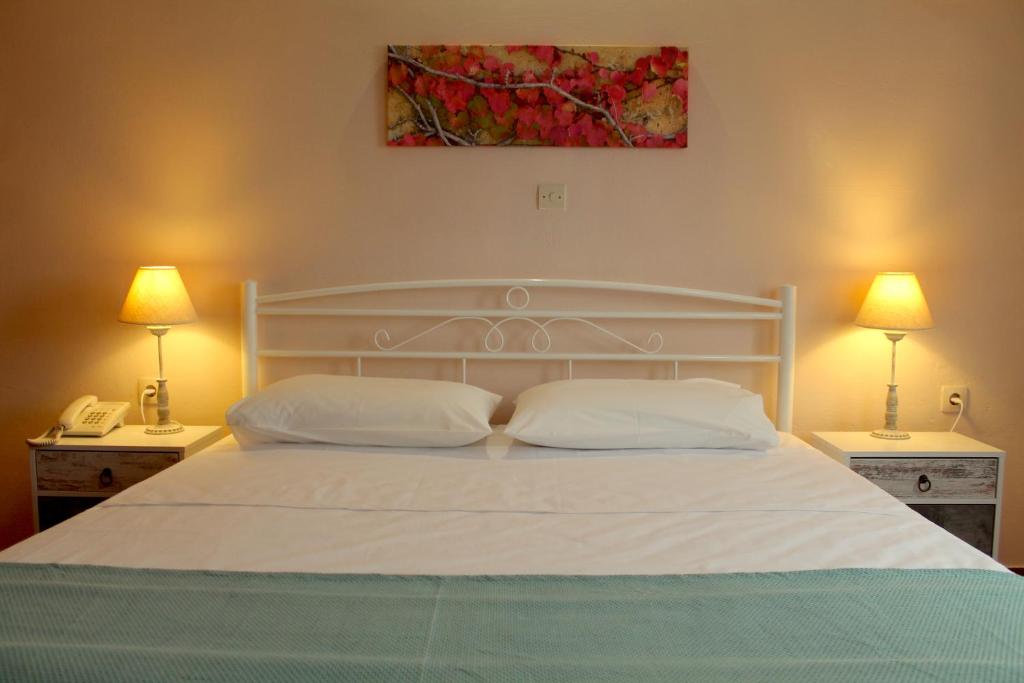 A bed or beds in a room at Cavo Grosso Bungalows