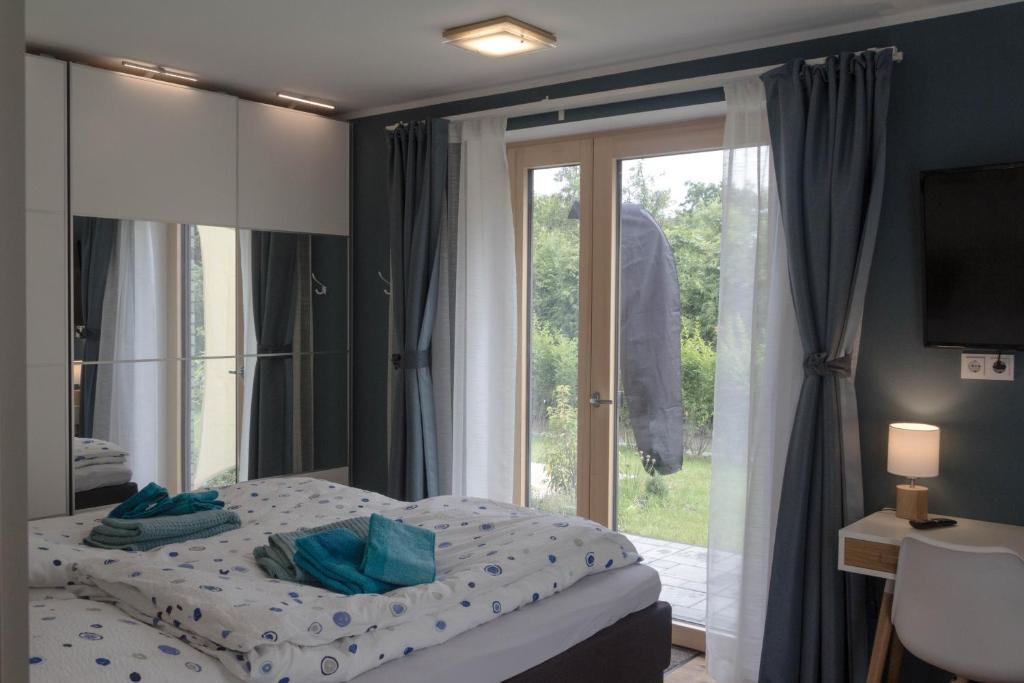 Postel nebo postele na pokoji v ubytování Ferienhaus Schleiharmonie