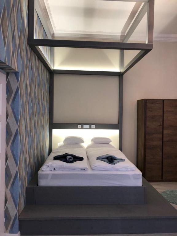 - une chambre avec un lit et 2 oreillers dans l'établissement All In Apartman IV., à Budapest