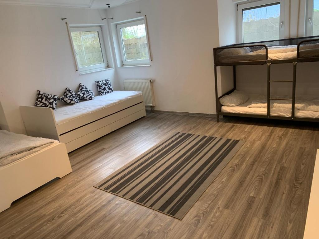 Apartment tesisinde bir oturma alanı