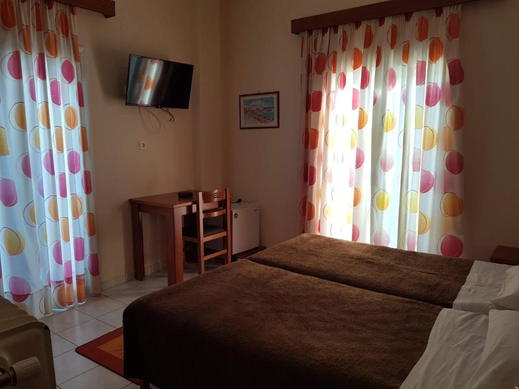 Łóżko lub łóżka w pokoju w obiekcie Hotel Ionion