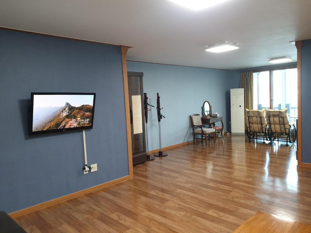 TV a/nebo společenská místnost v ubytování LaHoya Pension