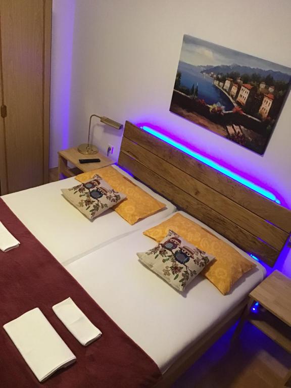 Posteľ alebo postele v izbe v ubytovaní Apartmani Misic
