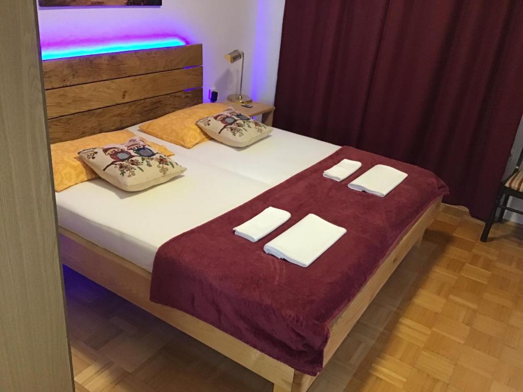 Posteľ alebo postele v izbe v ubytovaní Apartmani Misic