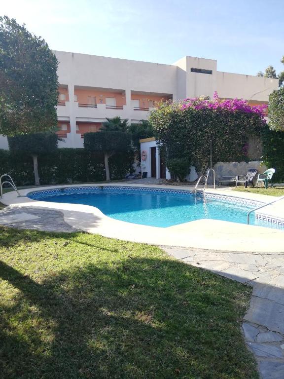 Bazén v ubytovaní LUJOSO ADOSADO de TRES HABITACIONES en VERA PLAYA A 200 METROS DEL MAR alebo v jeho blízkosti