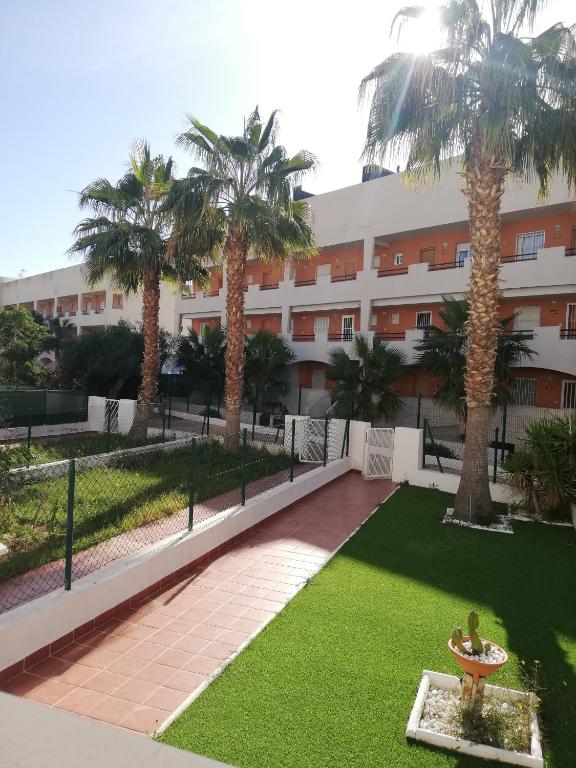 Vonkajšia záhrada v ubytovaní LUJOSO ADOSADO de TRES HABITACIONES en VERA PLAYA A 200 METROS DEL MAR