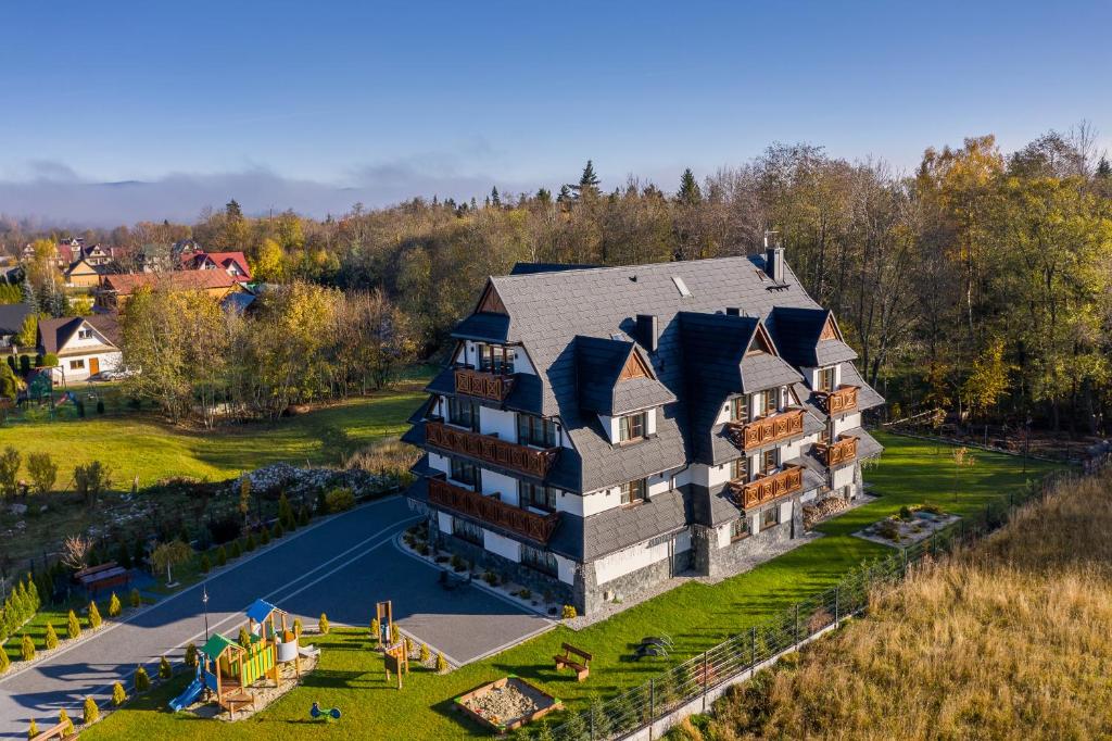 eine Luftansicht eines großen Hauses mit Hof in der Unterkunft Amelia in Białka Tatrzańska