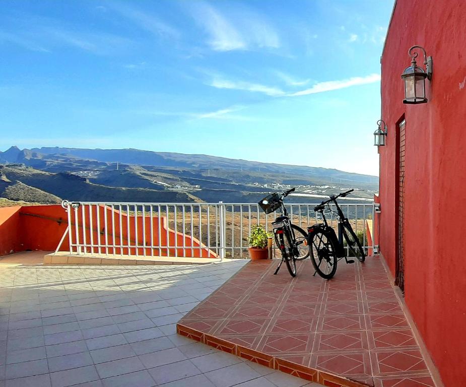 Duas bicicletas estacionadas numa varanda com vista em The Black Horse Canarias - Adults Only em Maspalomas