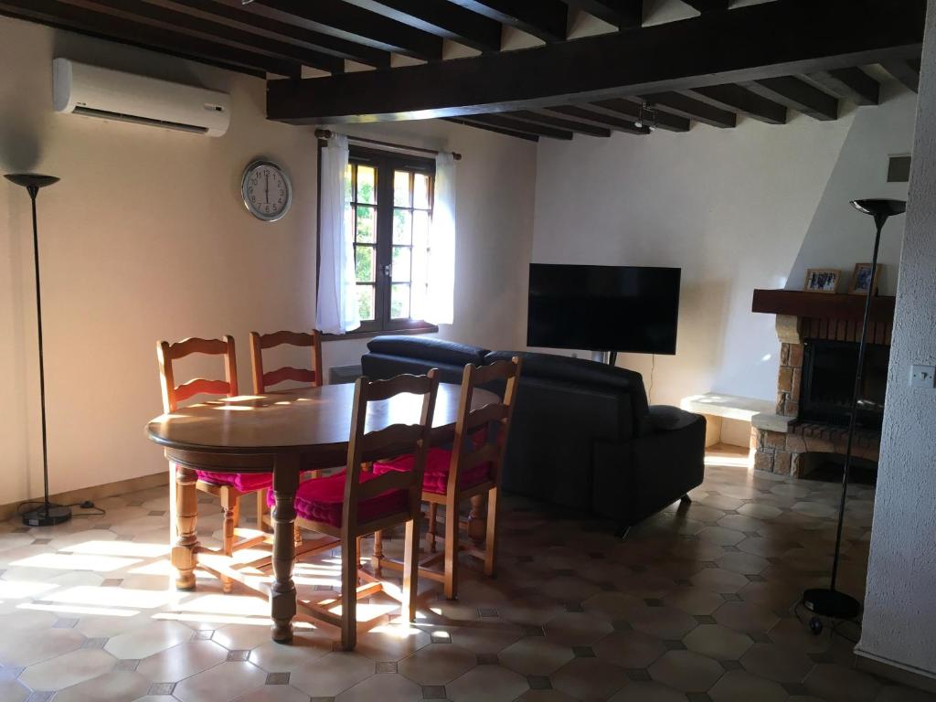 uma sala de estar com uma mesa e cadeiras e um sofá em BELEM em Romorantin-Lanthenay