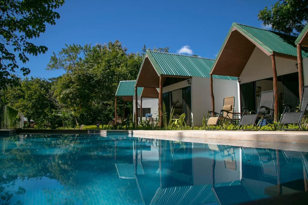 una piscina frente a una casa en Villas Cabuya Beach & Jungle, en Cabuya