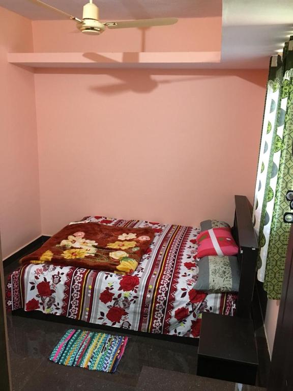 Postel nebo postele na pokoji v ubytování Coorg West End Home Stay
