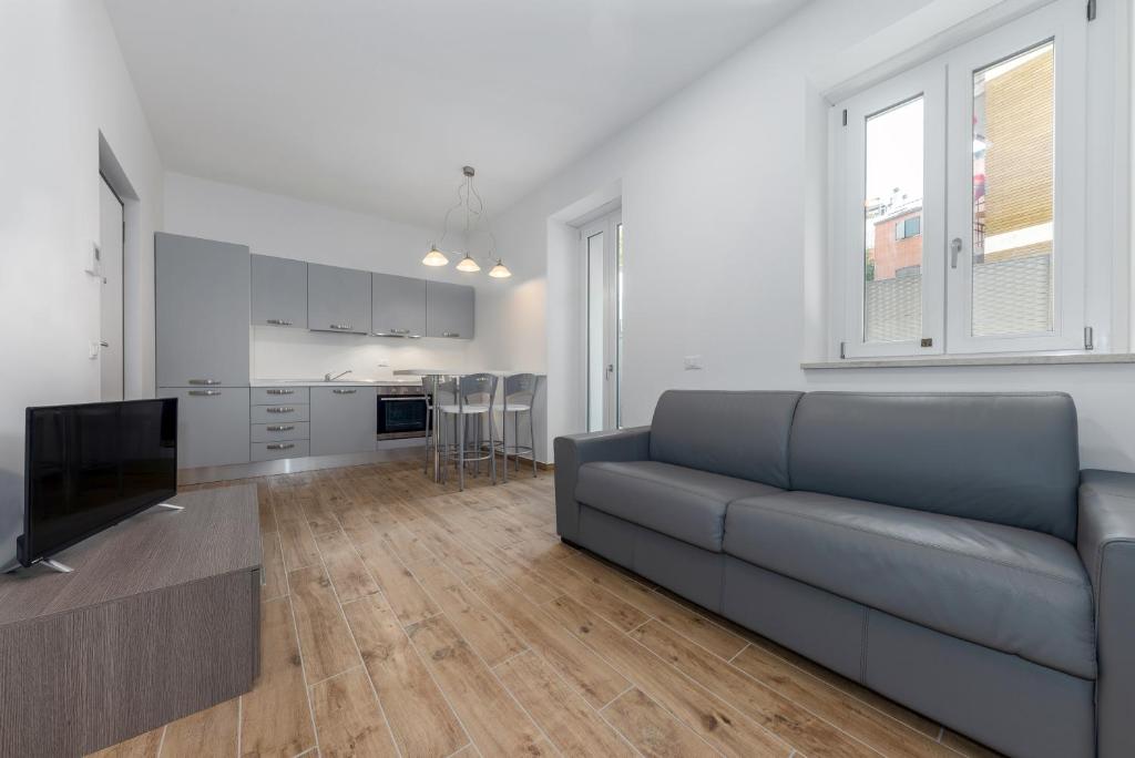 een woonkamer met een bank en een keuken bij Casa da Suite Diodora in Milaan