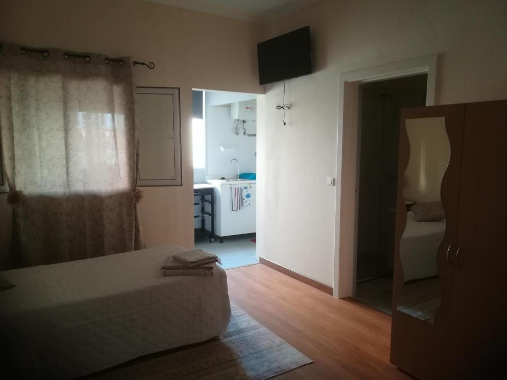 uma sala de estar com uma cama e uma cozinha em Cc39- Q5 no Funchal