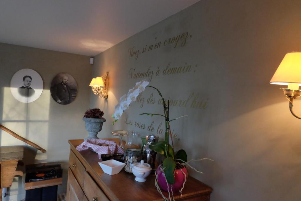 a room with a wall with writing on the wall at B&amp;B Asbeek in Asse