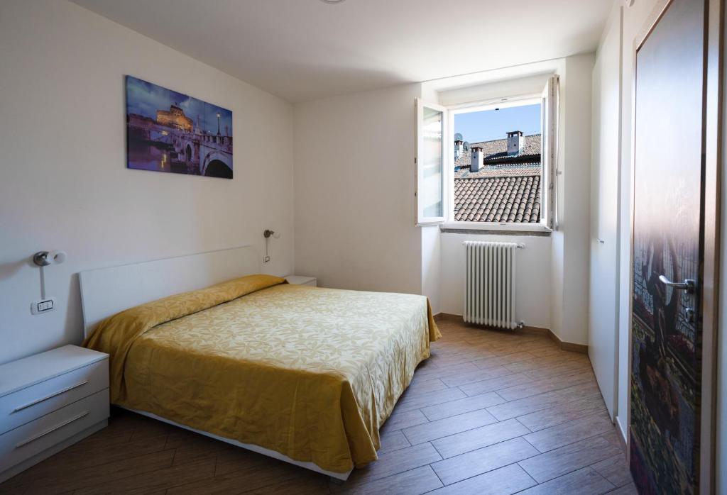 una piccola camera da letto con un letto e una finestra di Residence SANTABBONDIO a Como