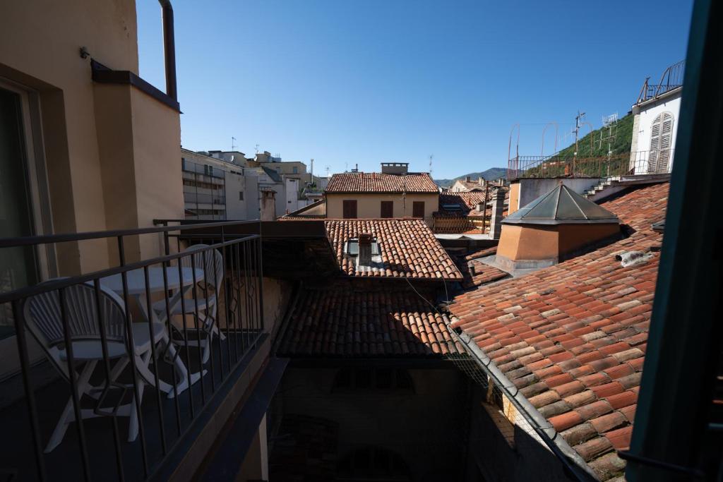 Vista generica sulle montagne o vista sulle montagne dall'interno dell'appartamento