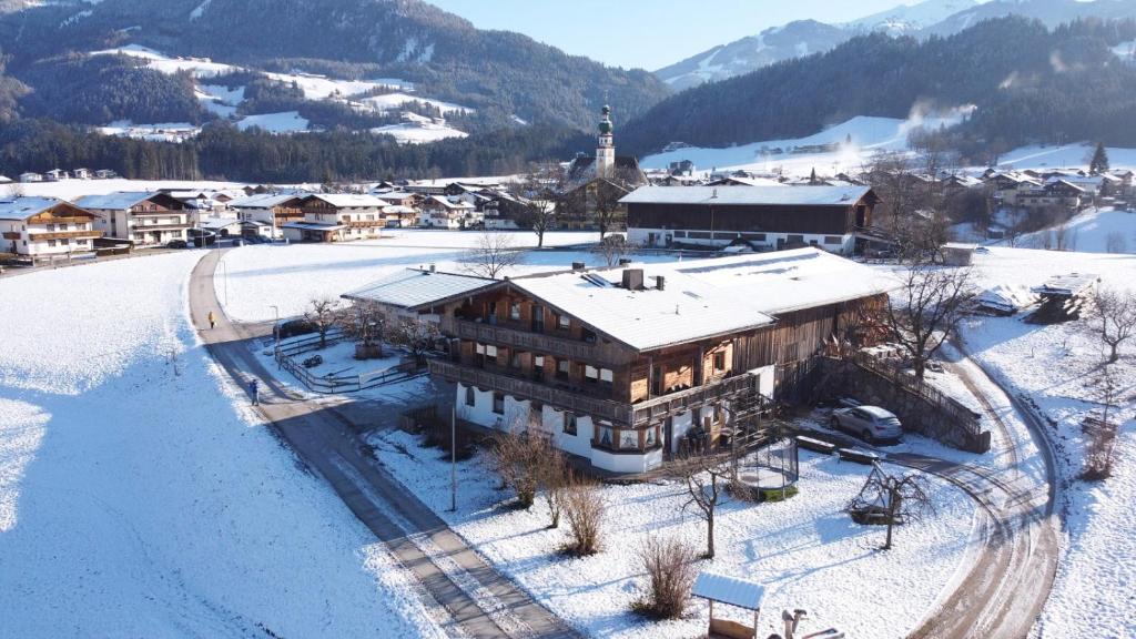 eine Luftansicht eines Gebäudes im Schnee in der Unterkunft Schwarzenbergerhof in Reith im Alpbachtal