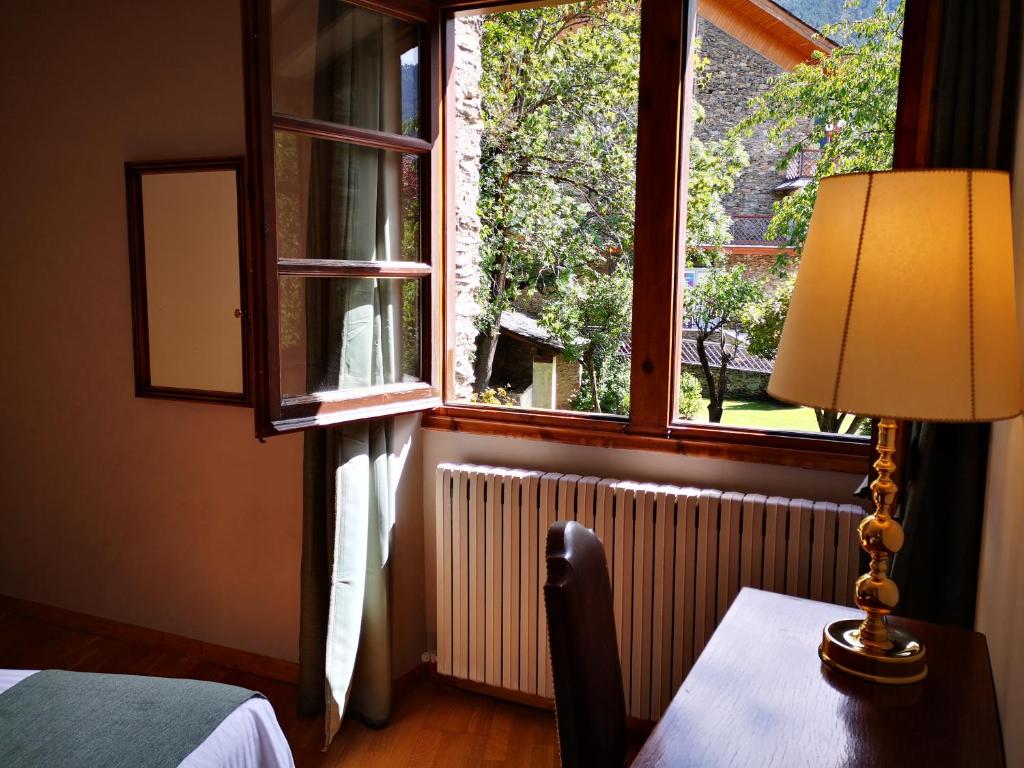 Postel nebo postele na pokoji v ubytování Hotel Santa Bàrbara De La Vall D'ordino