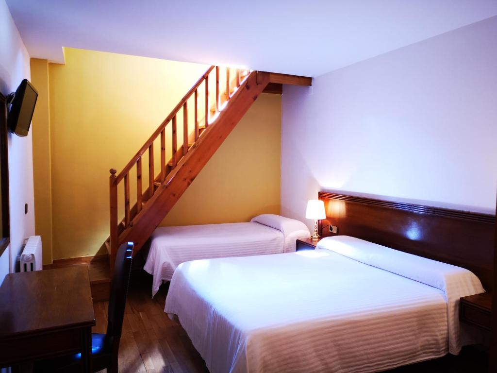 Postel nebo postele na pokoji v ubytování Hotel Santa Bàrbara De La Vall D'ordino