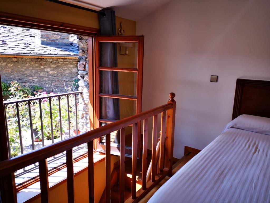 Postel nebo postele na pokoji v ubytování Hotel Santa Bàrbara De La Vall D'ordino
